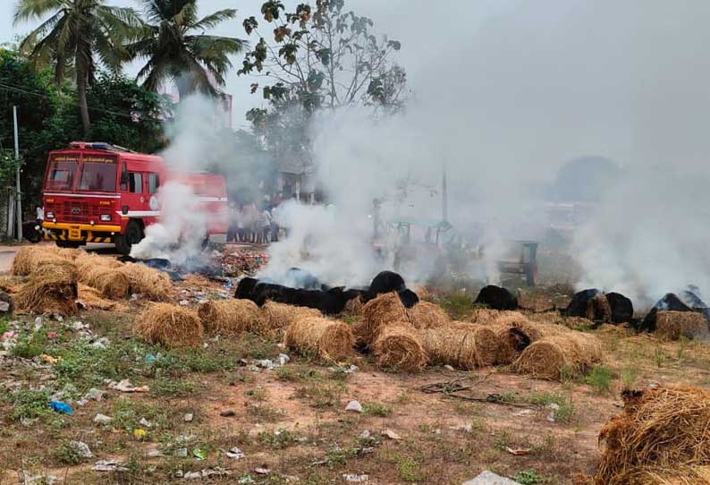 மின்கம்பிகள் உரசியதால் லாரியில் ஏற்றிச்சென்ற வைக்கோல்  தீப்பிடித்து எரிந்தது சிதம்பரம் அருகே பரபரப்பு