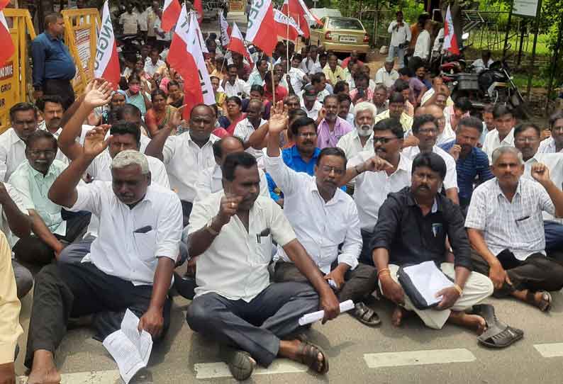 தர்மபுரி கலெக்டர் அலுவலகம் முன்பு அரசு ஊழியர்கள் மறியல் போராட்டம் 160 பேர் கைது