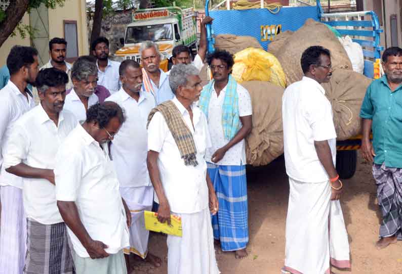 பட்டுக்கூடுகளுக்கு உரிய விலை வழங்க கோரி பட்டு வளர்ச்சி துறை அலுவலகத்தை விவசாயிகள் முற்றுகை