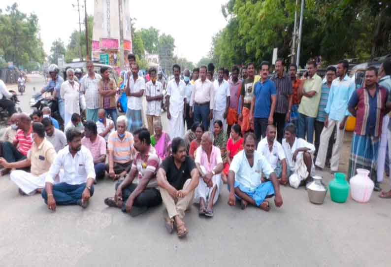 பாளையங்கோட்டையில் பொதுமக்கள் சாலை மறியல் சுகாதாரமான குடிநீர் வழங்க கோரிக்கை