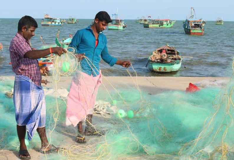 வலை- உபகரணங்களை சீரமைக்கும் பணியில் மீனவர்கள் தீவிரம்