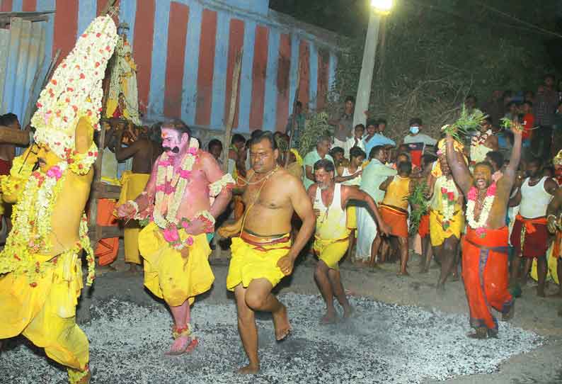 நங்கவள்ளி திரவுபதி அம்மன் கோவில் திருவிழா பக்தர்கள் தீ மிதித்து நேர்த்திக்கடன் செலுத்தினர்