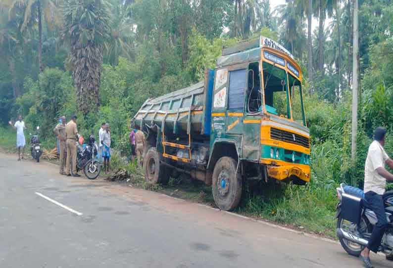 ஈரோடு அருகே  கிணற்றுக்குள் விழுந்து கிடந்த லாரி; டிரைவர் மாயம்-போலீஸ் விசாரணை