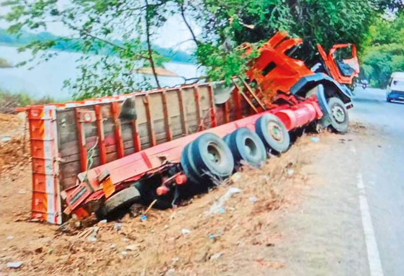 படப்பை அருகே மரத்தில் லாரி மோதி கவிழ்ந்து விபத்து; இடிபாடுகளில் சிக்கிய டிரைவர் மீட்பு