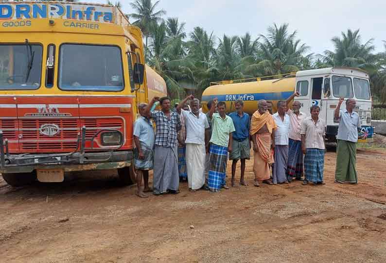 தண்ணீர் லாரிகளை சிறைப்பிடித்த பொதுமக்கள்