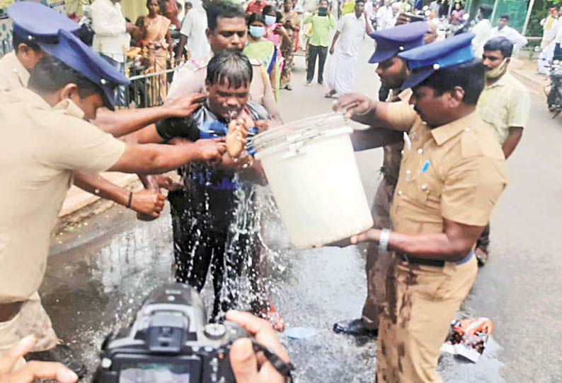 தனியார் வங்கி மீது நடவடிக்கை எடுக்க கோரி கலெக்டர் அலுவலகத்தில் தீக்குளிக்க முயன்றவரால் பரபரப்பு