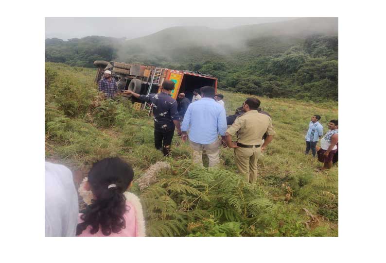 பாபாபுடன்கிரி மலையில் சரக்கு வேன் கவிழ்ந்தது; சுற்றுலா பயணிகள் 20 பேர் காயம்