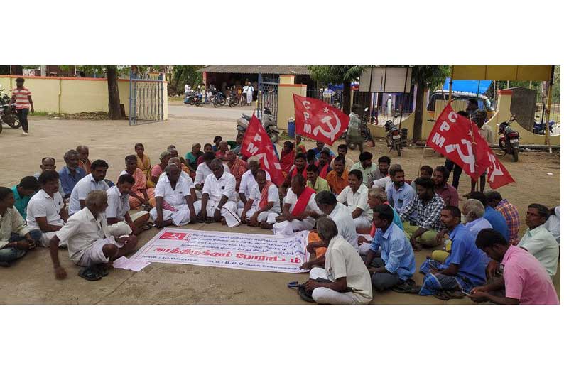 மேல்மலையனூரில் மார்க்சிஸ்ட் கம்யூனிஸ்டு கட்சியினர் காத்திருப்பு போராட்டம்