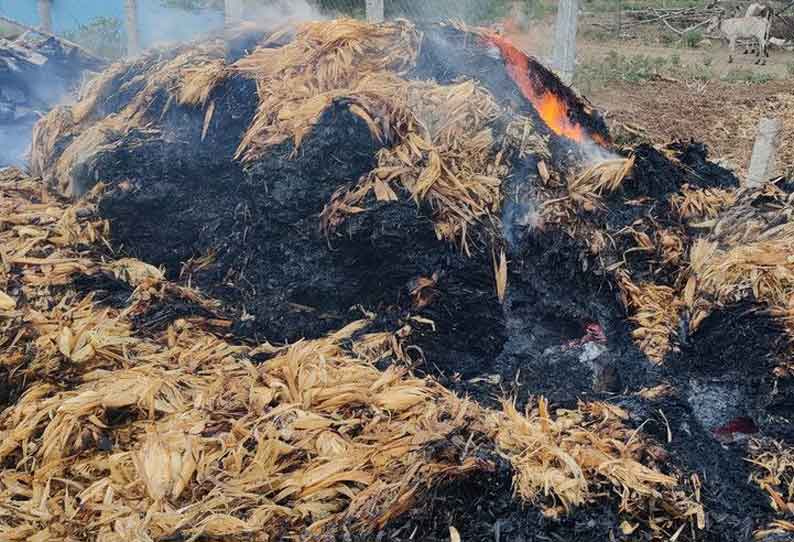 3 வைக்கோல் போர் தீப்பிடித்து எரிந்தது