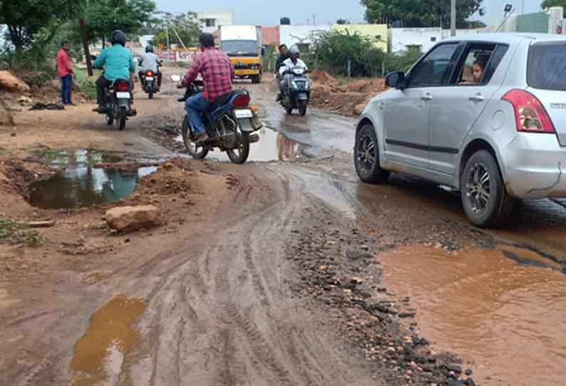 கழிவுநீரில் கலந்து வீணாகும் குடிநீர்