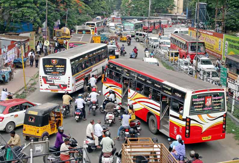 கோவையில் போக்குவரத்து நிறுத்தப்பட்டதால் வாகன ஓட்டுனர்கள் மிகவும் அவதிப்பட்டனர்