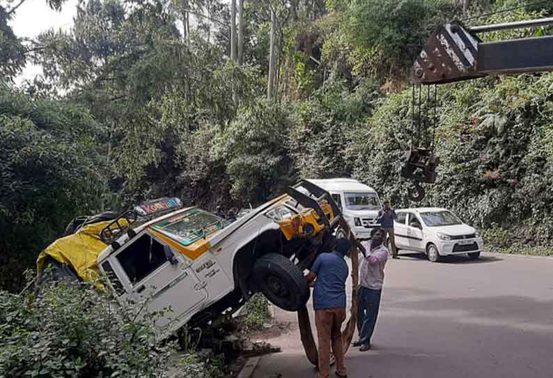 பள்ளத்தில் இறங்கிய சரக்கு வாகனம்