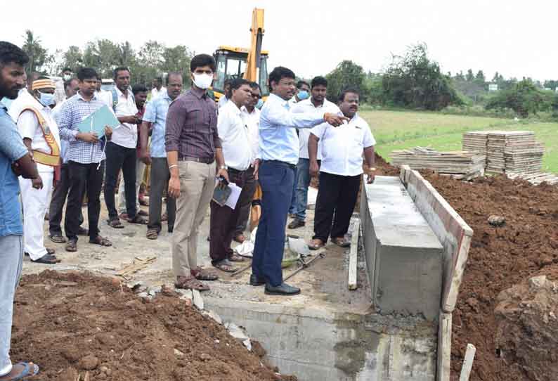 ரூ.1¾ கோடியில் தார்சாலை அமைக்கும் பணியை கலெக்டர் ஆய்வு