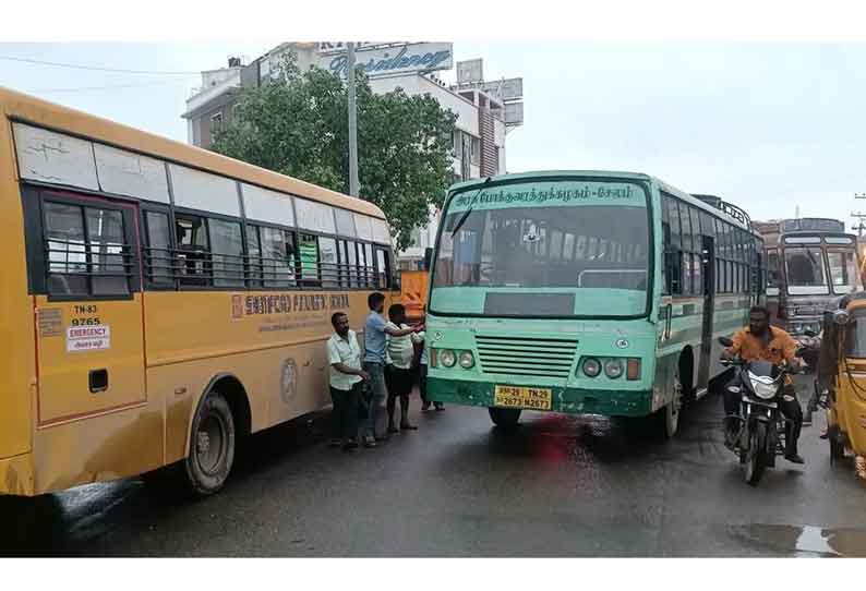 திருப்பத்தூர் அருகே  பஸ்சை நடுரோட்டில் நிறுத்தியதால் போக்குவரத்து பாதிப்பு