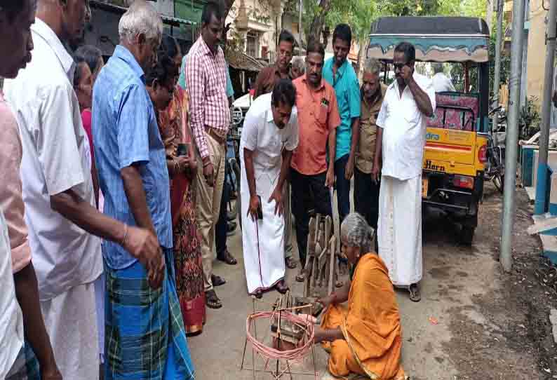 தொடர்ந்து நெய்வதற்கு முதல்-அமைச்சர் மு.க.ஸ்டாலின் நூல் வழங்கி வருகிறார்