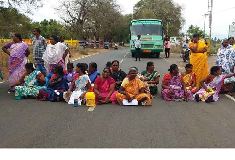 சமத்துவபுரத்தில் அனைத்து வீடுகளையும் பழுதுபார்க்க கோரி பொதுமக்கள் திடீர் சாலைமறியல்