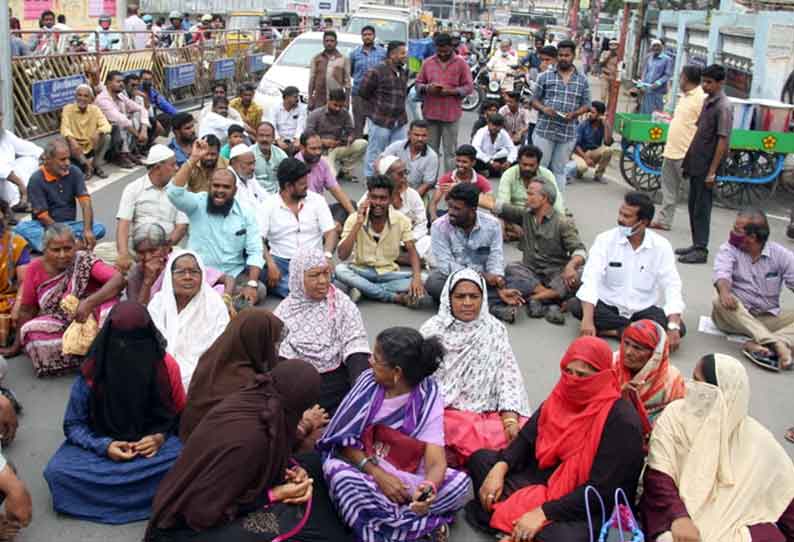 சாலையோரம் கடைகள் அமைக்க எதிர்ப்பு: சேலம் கோட்டையில் பொதுமக்கள் சாலைமறியல்