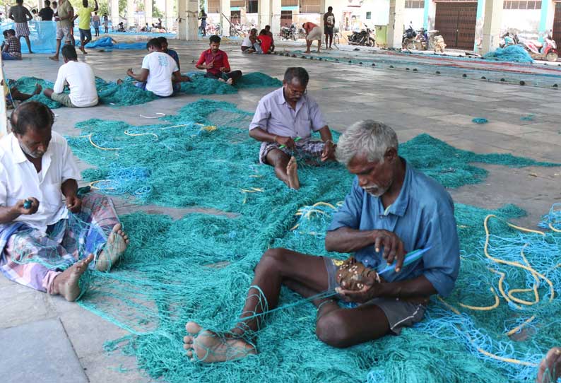 தூத்துக்குடியில் மீன்பிடி தடைகாலம்: படகுகளை பழுது நீக்கும் பணியில் ஈடுபட்டுள்ள மீனவர்கள்