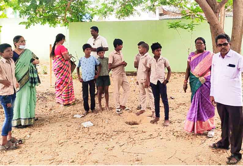 பள்ளி வளாகத்தில் நல மையம் அமைக்க எதிர்ப்பு