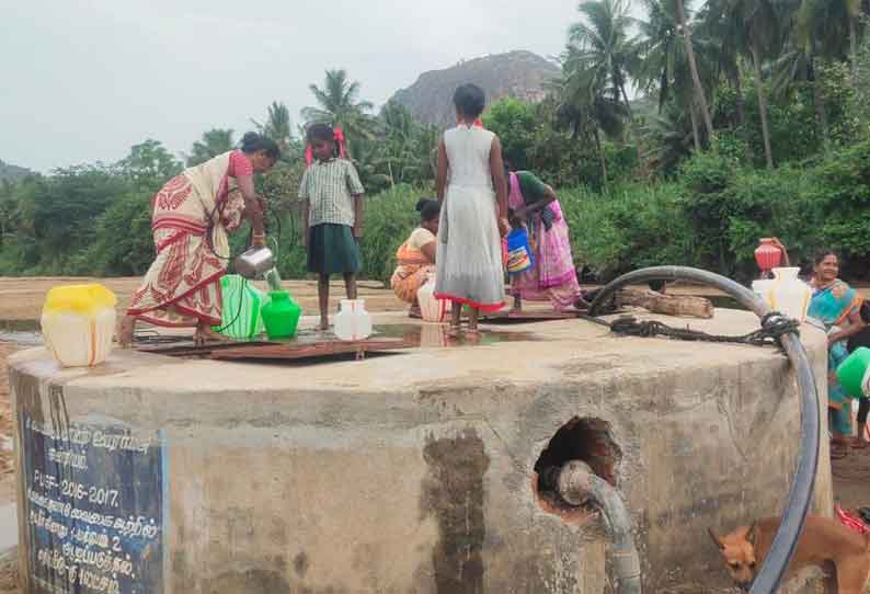 உறைகிணற்றில் ஆபத்தை உணராமல் தண்ணீர் எடுக்கும் மக்கள்