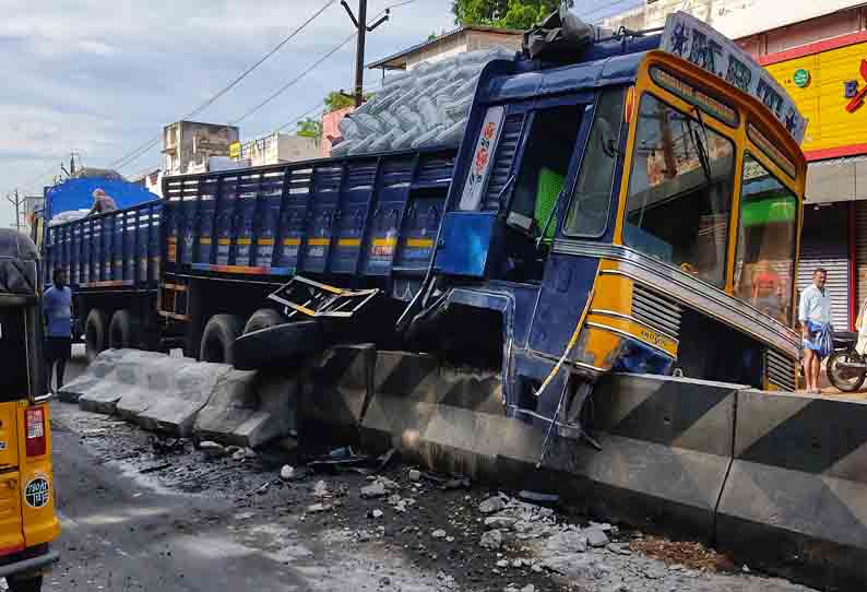 சாலை தடுப்புச்சுவரில் மோதிய லாரி