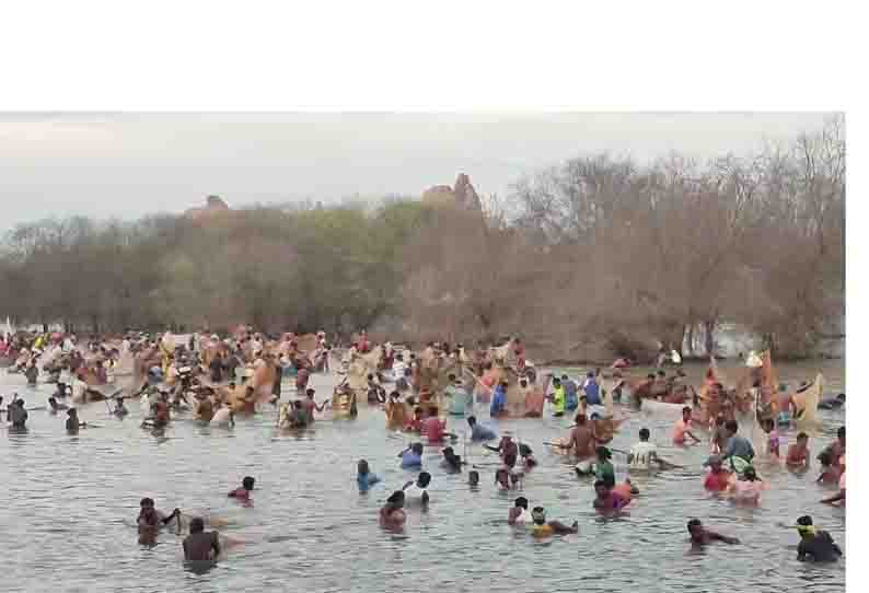 கருகப்பூலாம்பட்டி பெரிய கண்மாயில் மீன்பிடி திருவிழா