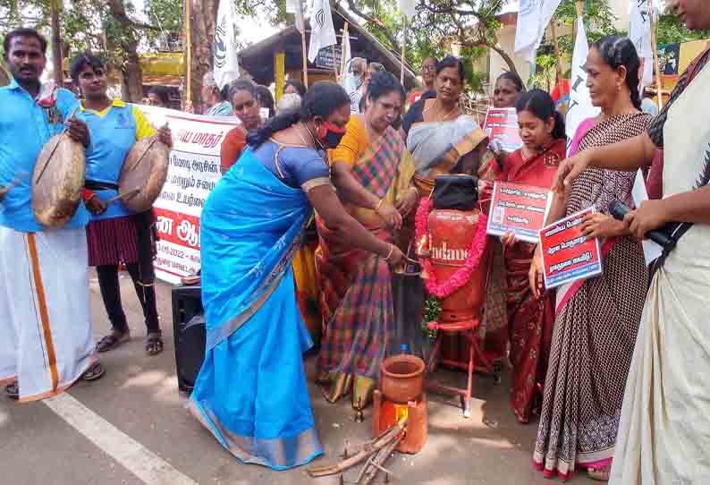 கியாஸ் விலை உயர்வை கண்டித்து நூதன போராட்டம்