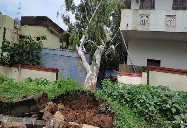 தாளவாடியில் விடிய விடிய கொட்டித்தீர்த்த கனமழை- வீட்டின் மீது மரம் விழுந்தது; 4 பேர் உயிர் தப்பினர்