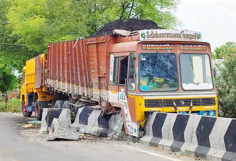 சாலை நடுவில் உள்ள தடுப்புச்சுவரில் லாரி மோதி விபத்து