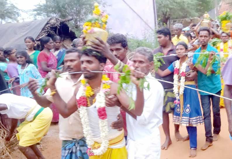 கருமாரியம்மன் கோவிலுக்கு பால்குடம் எடுத்து வந்த பக்தர்கள்