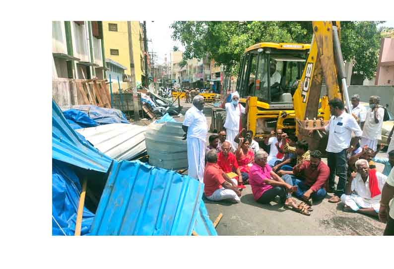 சேலம் கோட்டையில் ஆக்கிரமிப்பு கடைகளை அகற்ற எதிர்ப்பு: பொக்லைன் எந்திரத்தை சிறைபிடித்து வியாபாரிகள் போராட்டம்