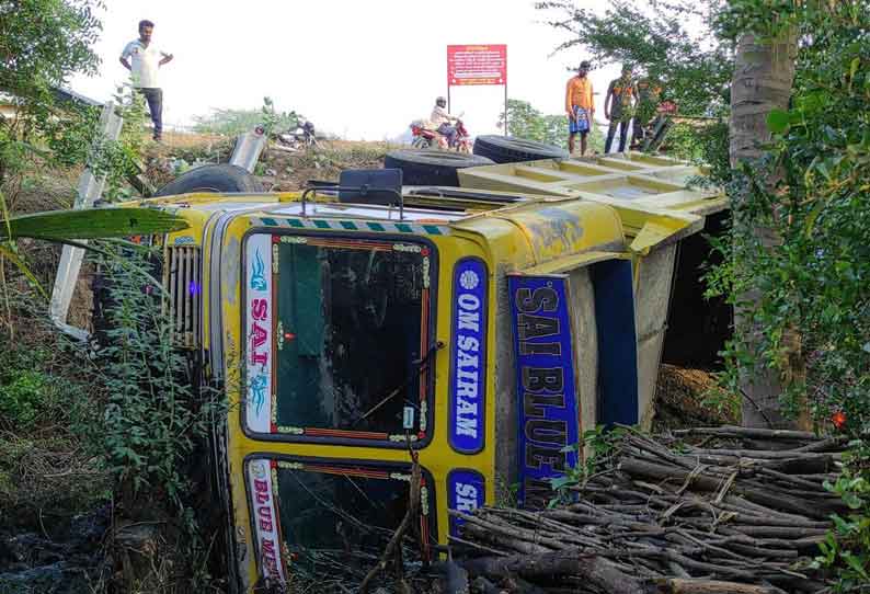 டிப்பர் லாரி கவிழ்ந்து விபத்து