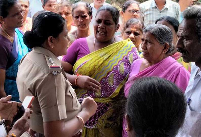 ரேஷன் கடை அமைத்து தர கோரி பரமத்திவேலூர் தாசில்தார் அலுவலகத்தை பொதுமக்கள் முற்றுகை