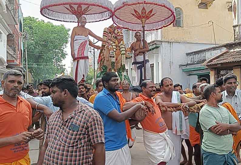 லட்சுமி நரசிம்மர் கோவில் பிரமோற்சவ விழாவில் வேடுபறி உற்சவம்