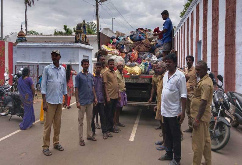 பாபநாசம் தாமிரபரணி ஆற்றில் இருந்து 7 டன் பழைய துணிகள் அகற்றம்