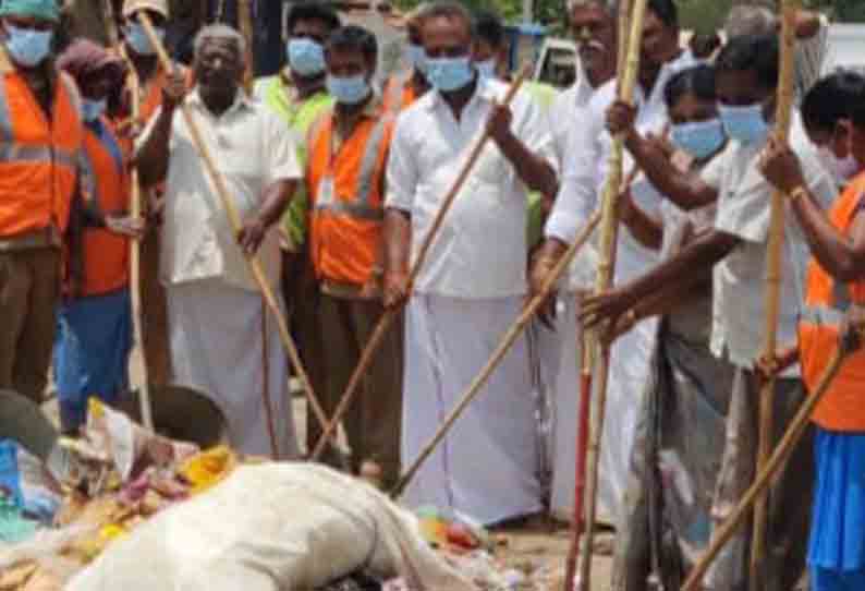 ஒருங்கிணைந்த துப்புரவு பணி முகாமில் வீடு,வீடாக சென்று குப்பைகள் சேகரிப்பு