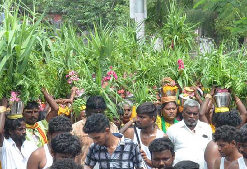 பக்தர்கள் தீர்த்தக்குட ஊர்வலம்