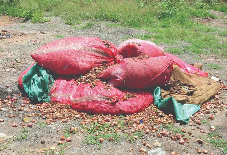 மூட்டைமூட்டையாக குப்பையில் கொட்டப்பட்ட சின்னவெங்காயம்