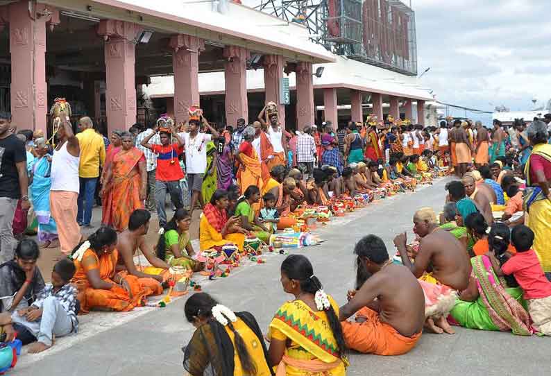 பழனி முருகன் கோவிலில் தீர்த்தக்காவடிகளுடன் குவிந்த பக்தர்கள்