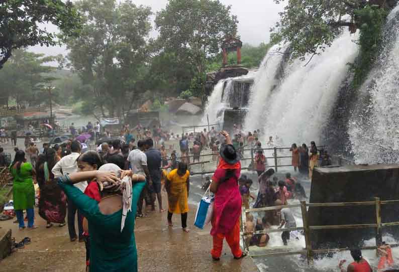 குமரியில் விடிய விடிய மழை: திற்பரப்பு அருவியில் வெள்ளம் கொட்டுகிறது; சுற்றுலா பயணிகள் குவிந்தனர்