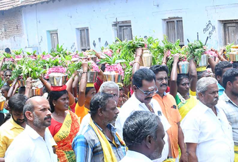 மகா மாரியம்மன் கோவில் திருவிழாவையொட்டி பக்தர்கள் பால்குட ஊர்வலம்