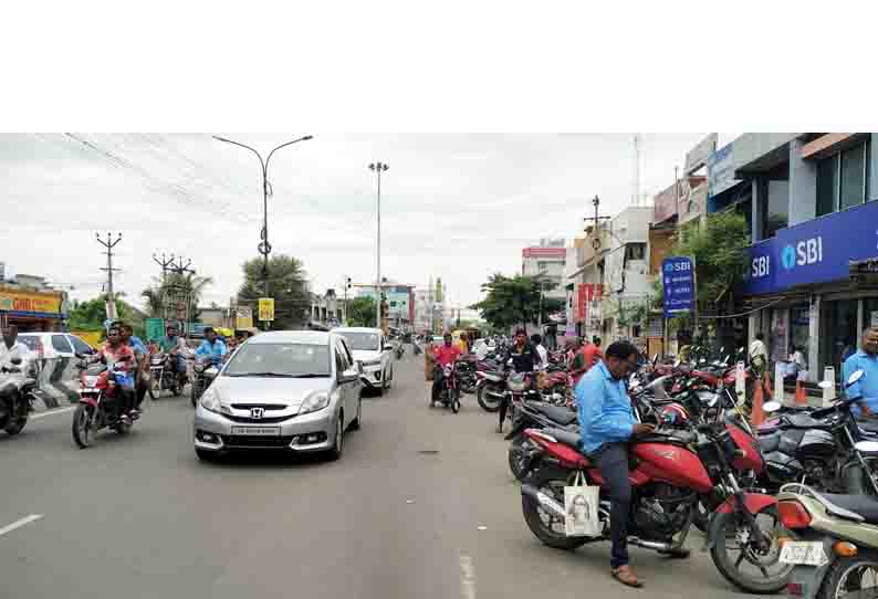 பெரம்பலூரில் போக்குவரத்துக்கு இடையூறாக நிறுத்தப்படும் இருசக்கர வாகனங்கள்