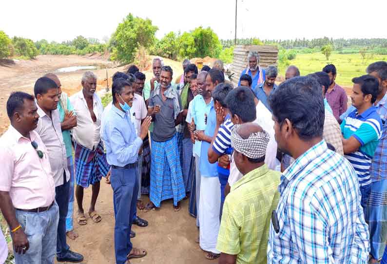 பொதுப்பணித்துறை அதிகாரிகளை விவசாயிகள் முற்றுகை