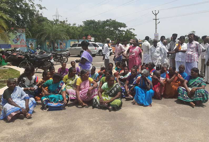 இலவச வீட்டுமனை பட்டா கேட்டு கலெக்டர் அலுவலகம் முன்பு கிராம மக்கள் தர்ணா கடலூரில் பரபரப்பு