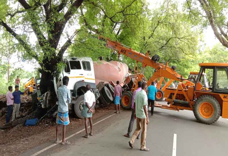 மரத்தில் லாரி மோதியது