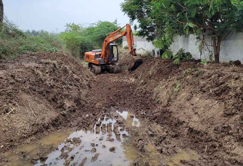 வாய்க்கால்கள் தூர்வாரும் பணி தீவிரம்