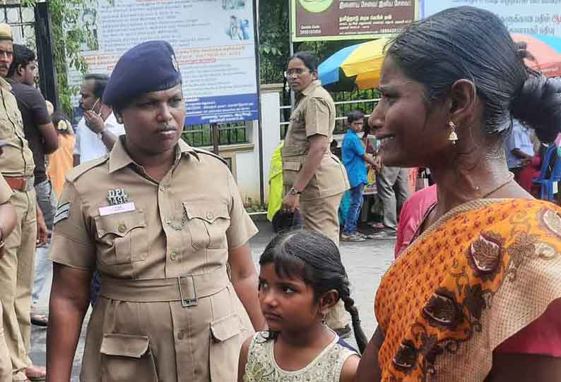 தர்மபுரி கலெக்டர் அலுவலகம் முன் மகளுடன் தீக்குளிக்க முயன்ற இளம்பெண்ணால் பரபரப்பு போலீசார் விசாரணை