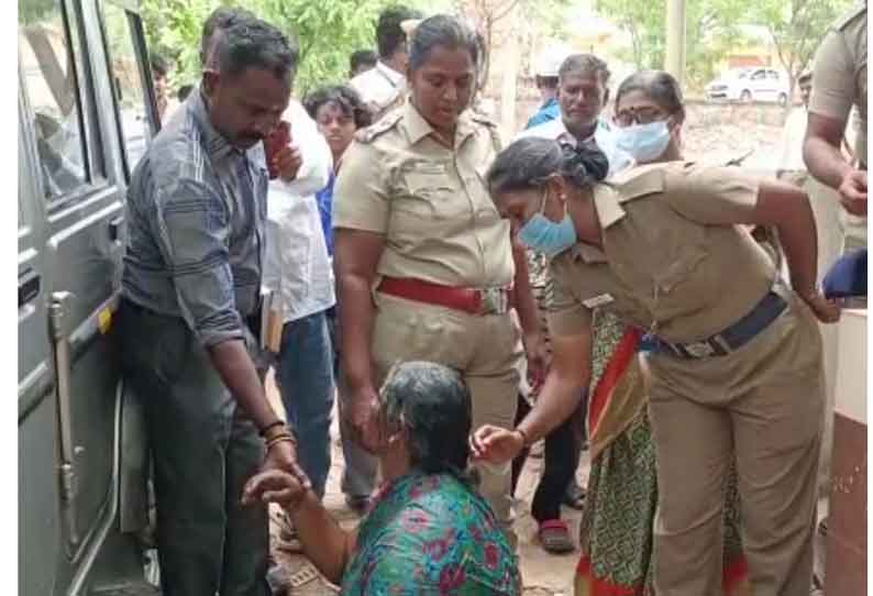 கலெக்டர் அலுவலகத்தில் பெண் தீக்குளிக்க முயற்சி