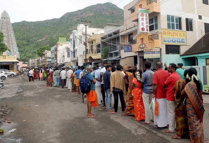 பவுர்ணமியையொட்டி 2-வது நாளாக பக்தர்கள் கிரிவலம்