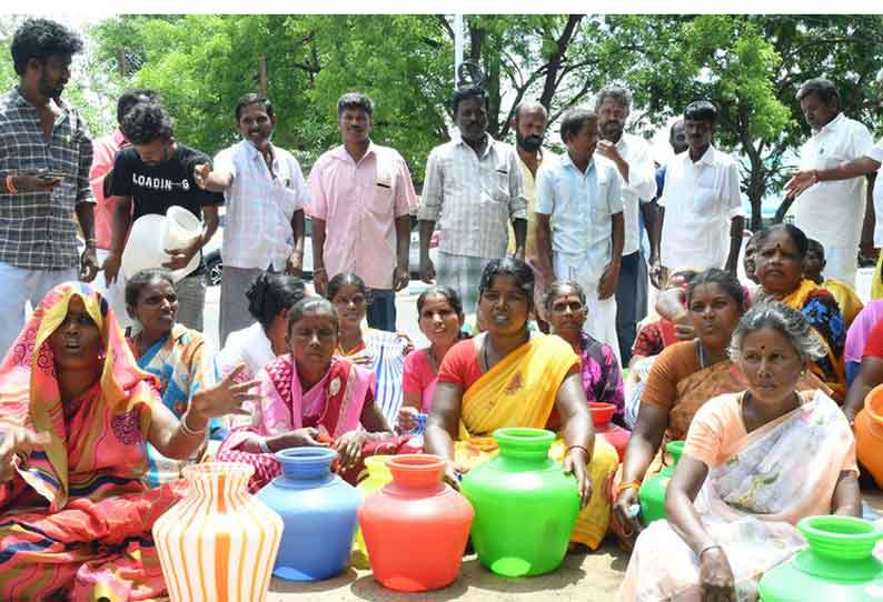 பொதுப்பாதை பிரச்சினைக்கு தீர்வு காண வேண்டும்; கலெக்டரிடம் கிராம மக்கள் மனு